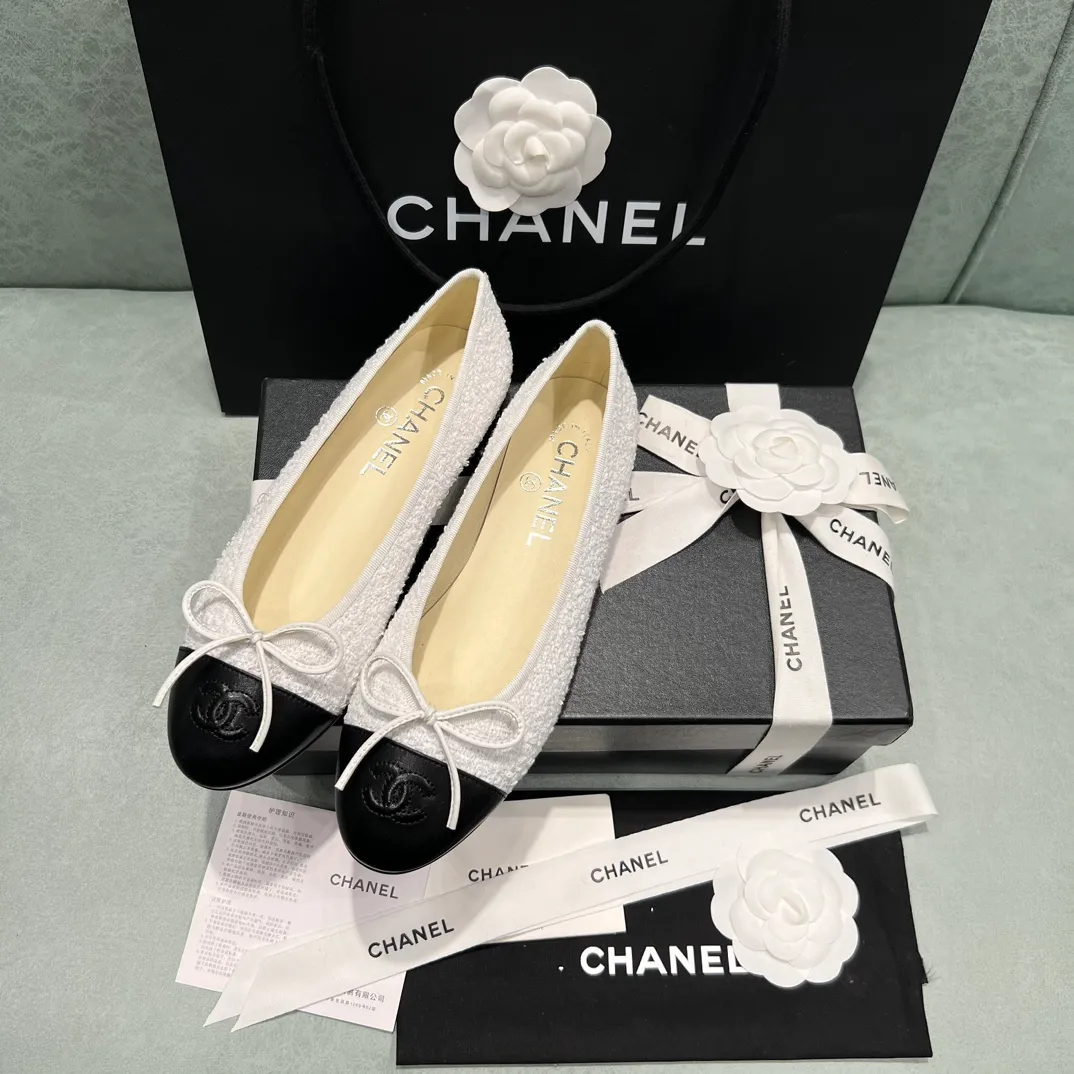 👟👟Ex-factory price 440👟👟 Chanel shoes that are always being upgraded~ 2021ss top version HK overseas purchasing original cut at 1:1 Chanel Chanel eternal classic bow round toe ballet shoes There are not many good quality, truly no pressure to go in and out of the counter. Regardless of the last type, leather material selection, and manufacturing process, they are all genuine craftsmanship and very sophisticated. ◾️Fabric: Mixed sheepskin imported from Italy ◾️Lining: Imported sheepskin (sweat-absorbent and soft) ◾️Sole: Italian special A-grade genuine leather sole (not ordinary thin sole in the market) ◾️Size: 35-39 [34 40 41 42 43 customization is not returnable]